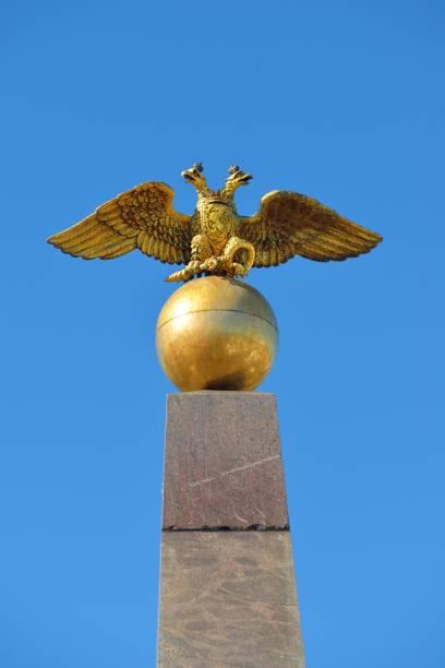 istock Two-headed Russian eagle. Golden architectural detail against blue sky. 912147028