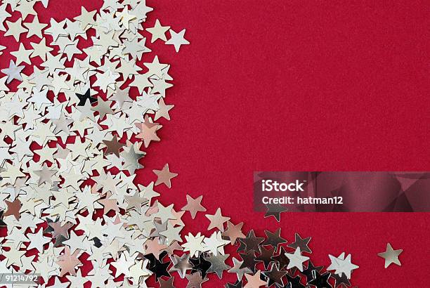 Foto de Estrelas Em Pano Vermelho De e mais fotos de stock de Confete - Confete, Formato de Estrela, Fotografia - Imagem