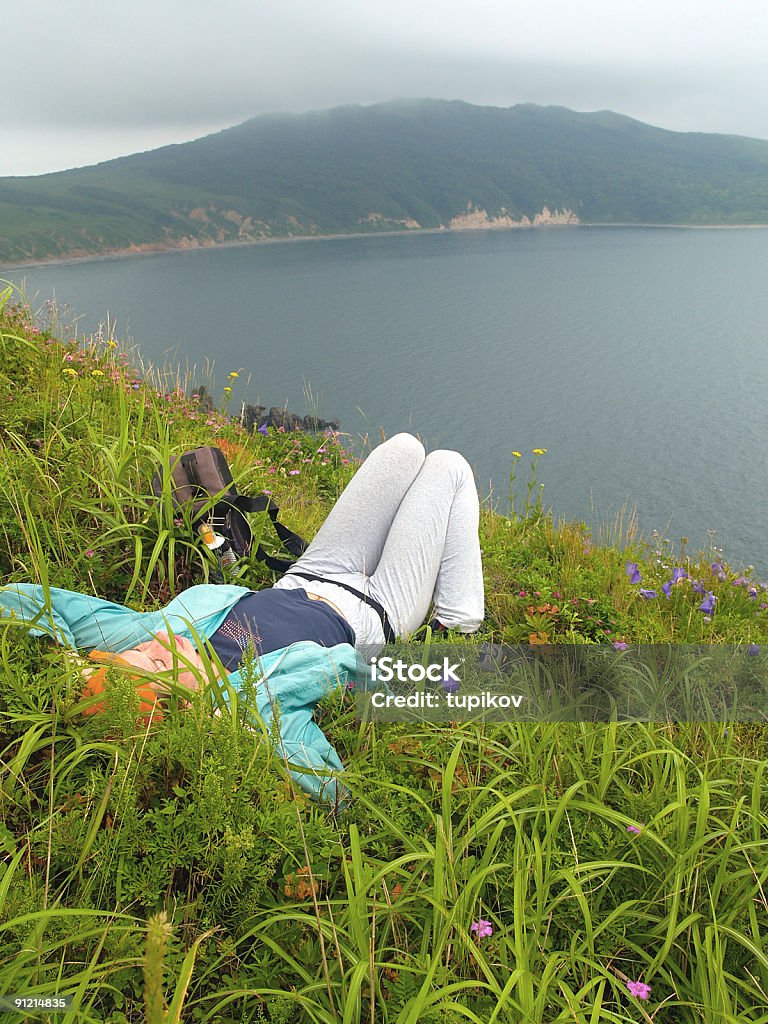 여자아이 in the grass) 에 바다빛 풍경 - 로열티 프리 건강한 생활방식 스톡 사진