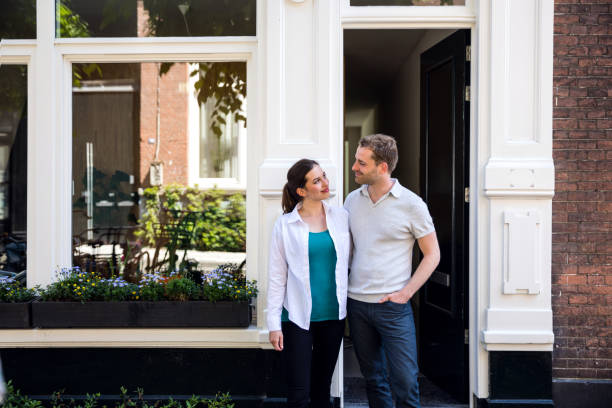 Schönes paar in ihrem neuen Haus in Amsterdam – Foto