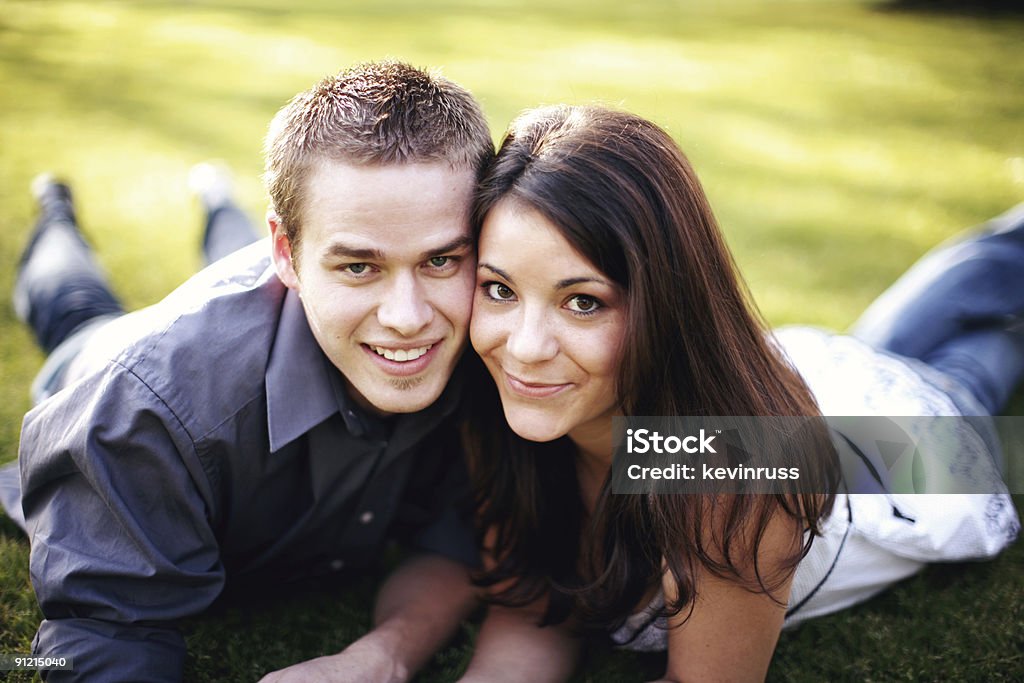 Casal jovem sorridente na primavera nos EUA - Foto de stock de Adulto royalty-free