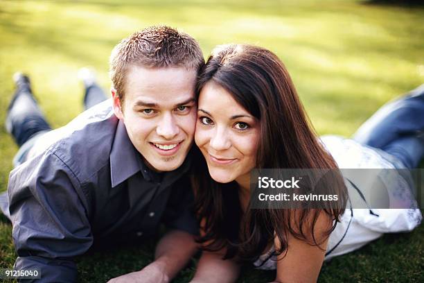 Foto de Casal Jovem Sorridente Na Primavera Nos Eua e mais fotos de stock de Adulto - Adulto, Amarelo, Amor