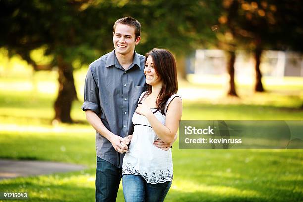 Junges Paar Zu Fuß Durch Den Park Stockfoto und mehr Bilder von Attraktive Frau - Attraktive Frau, Bunt - Farbton, Dating