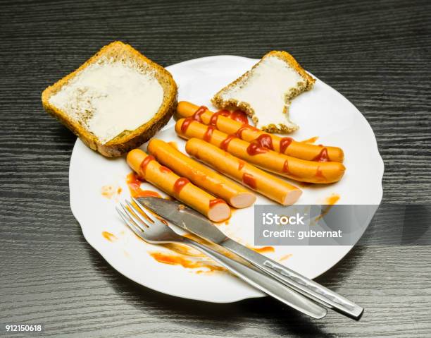 Plato Con Salchichas Salsa De Tomate Y Las Rodajas Con Mantequilla Durante El Desayuno Foto de stock y más banco de imágenes de Alimento