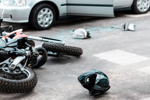 overturned motorcycle after collision - motocicleta imagens e fotografias de stock