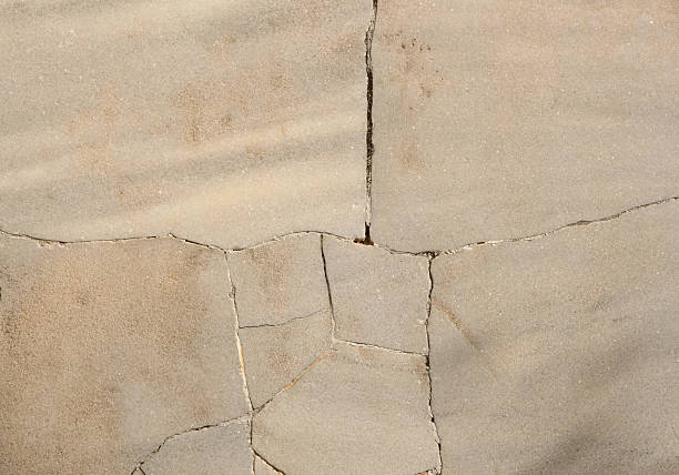 broken roman d'un mur en marbre d'italie - marble white cracked painterly effect photos et images de collection