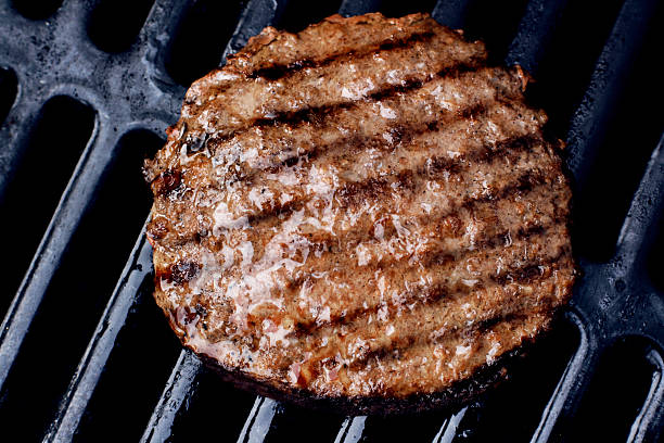 jugosa hamburguesa - party barbecue grill burning healthcare and medicine fotografías e imágenes de stock