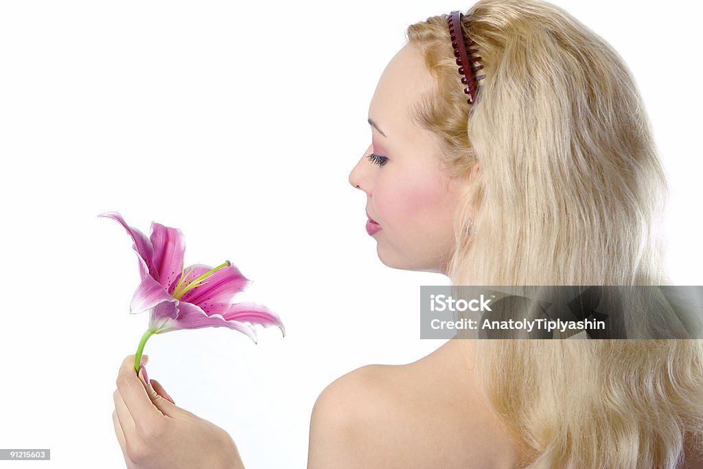 美しいブロンドの女の子、ピンクの lily - 1人のロイヤリティフリーストックフォト