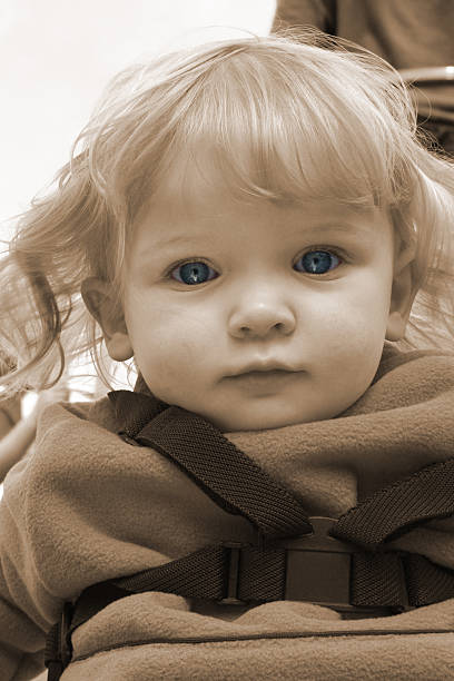 симпатичная девушка - baby human eye blue toned image стоковые фото и изображения