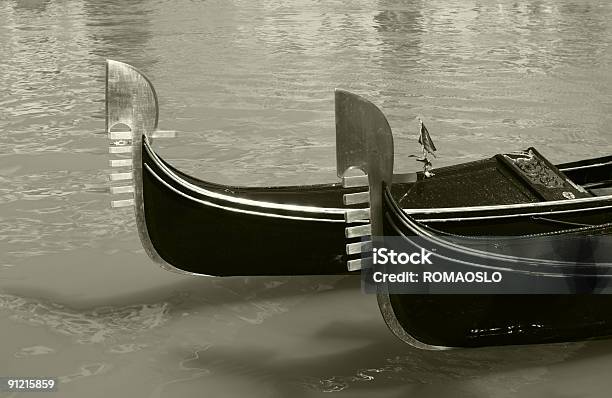 Foto de Dois Gôndolas Sobre O Grand Canal Em Veneza e mais fotos de stock de Canal - Canal, Cultura Italiana, Dois Objetos