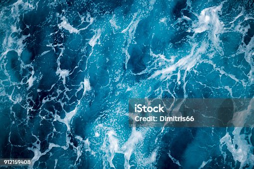 istock Blue deep sea foaming water background 912159408