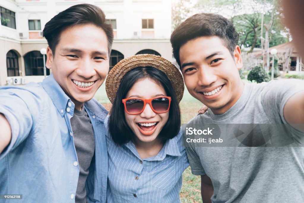 Junge Teen Gruppen Selfie mit dem Handy. - Lizenzfrei Bewegungsaktivität Stock-Foto