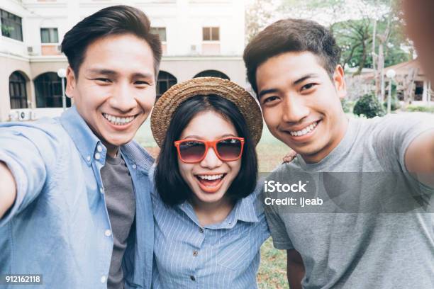 Junge Teen Gruppen Selfie Mit Dem Handy Stockfoto und mehr Bilder von Bewegungsaktivität - Bewegungsaktivität, Drahtlose Technologie, Entspannung