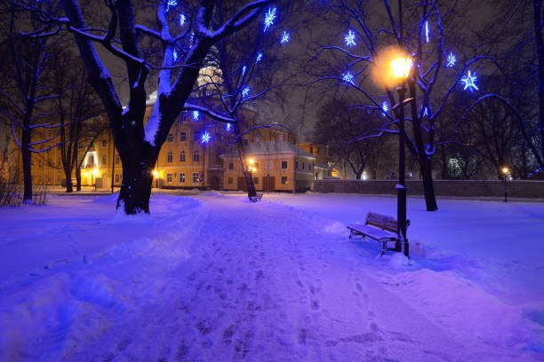 istock Snowy bench in a park at winter with Christmas decorations 912163662