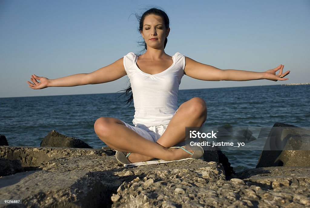 Estilo de ioga no Mar - Royalty-free Adulto Foto de stock