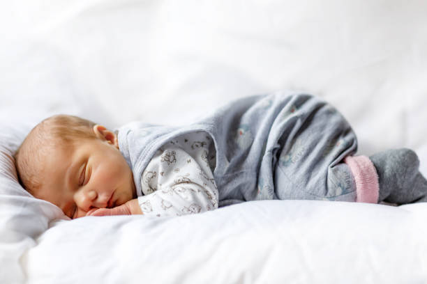 retrato de muchacha linda adorable recién nacido durmiendo - party newborn baby hospital fotografías e imágenes de stock