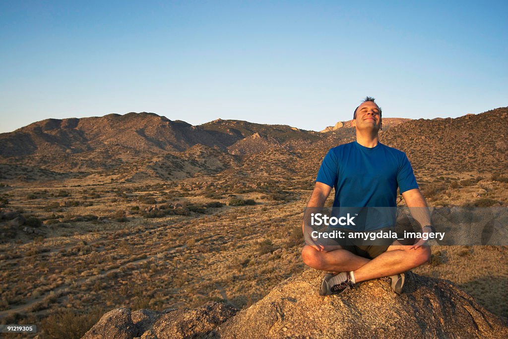 yoga uomo meditare al tramonto deserto paesaggio di montagna - Foto stock royalty-free di Nuovo Messico