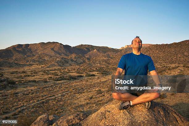 Yoga Uomo Meditare Al Tramonto Deserto Paesaggio Di Montagna - Fotografie stock e altre immagini di Nuovo Messico