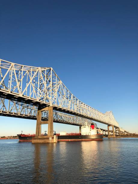 the mississippi river bridge in new orleans, louisiana - connects the east bank to the west bank of the city - vertical lift bridge imagens e fotografias de stock