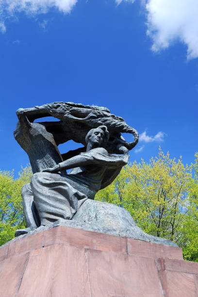 istock Frederic Chopin monument in Warsaw 912216740