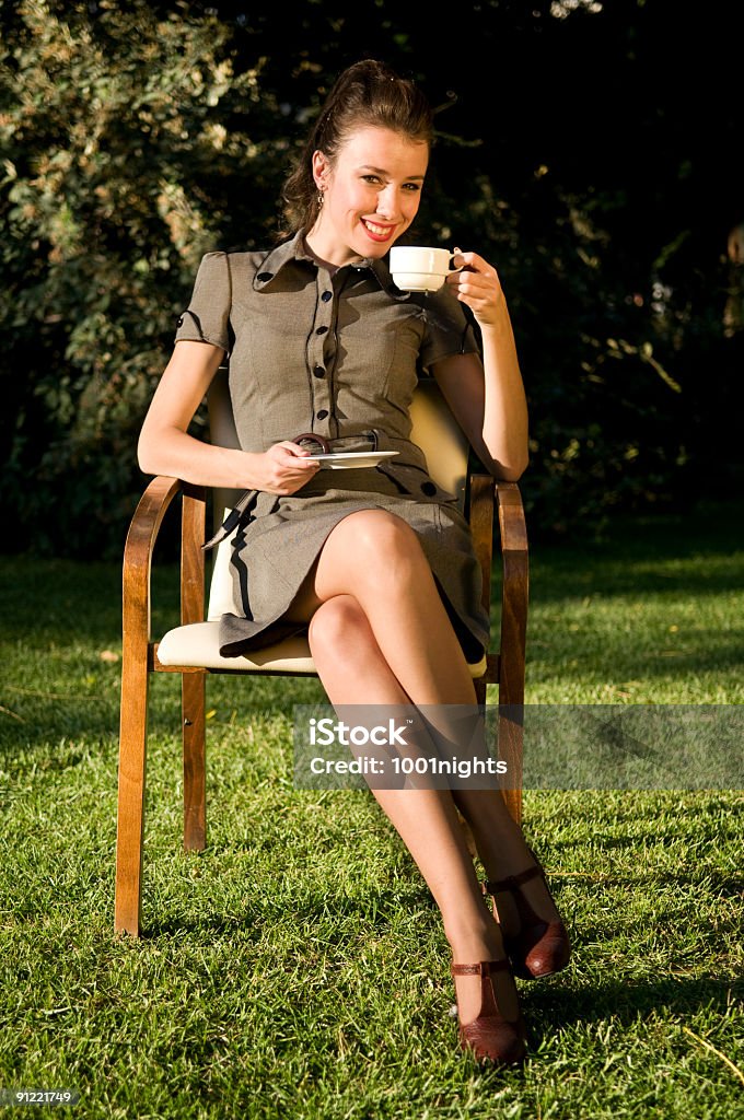 Elegante mujer bebiendo café - Foto de stock de 20-24 años libre de derechos