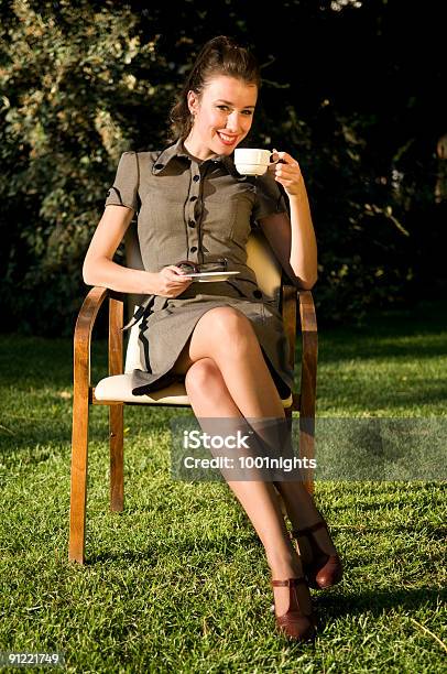 Elegante Mujer Bebiendo Café Foto de stock y más banco de imágenes de 20-24 años - 20-24 años, Actividad de fin de semana, Actividades recreativas