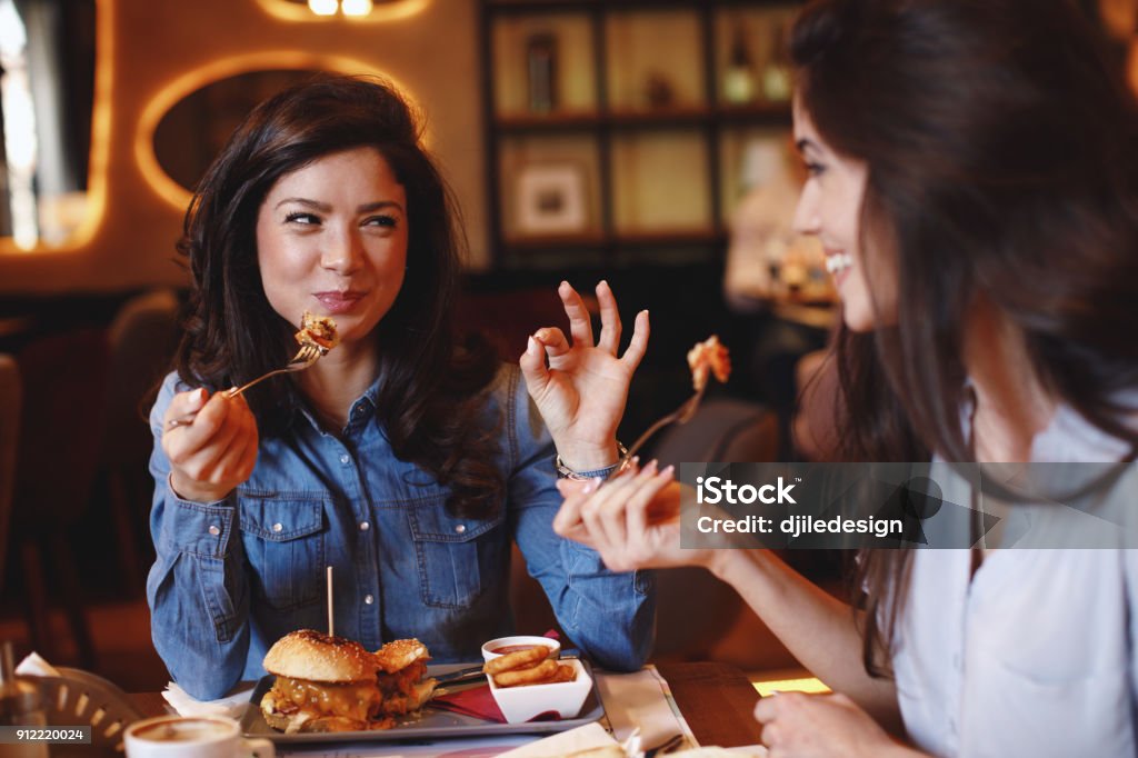 Deux jeunes femmes lors d’un déjeuner dans un restaurant - Photo de Restaurant libre de droits