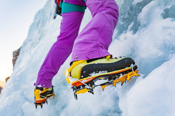 escalada no gelo grampos - ice climbing - fotografias e filmes do acervo