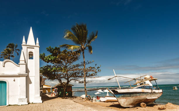 рыбацкая лодка в песке прайя-до-форте-бич на солнце - sky sea town looking at view стоковые фото и изображения