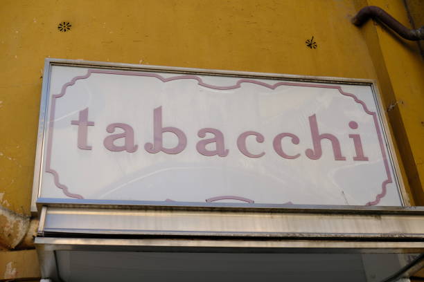 istock Italian tobacco shop 912227294