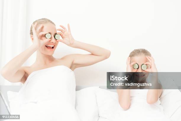 Mutter Und Tochter Hatten Einen Tag Spa Sie Sind In Weißen Badetücher Mit Gurkenscheiben Auf Die Augen Stockfoto und mehr Bilder von Mutter