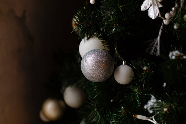 istock Beautiful decorated christmas tree holiday background 912235316