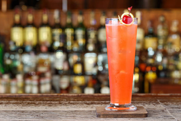 cocktail com gin, cereja de morango - zombie cocktail - fotografias e filmes do acervo