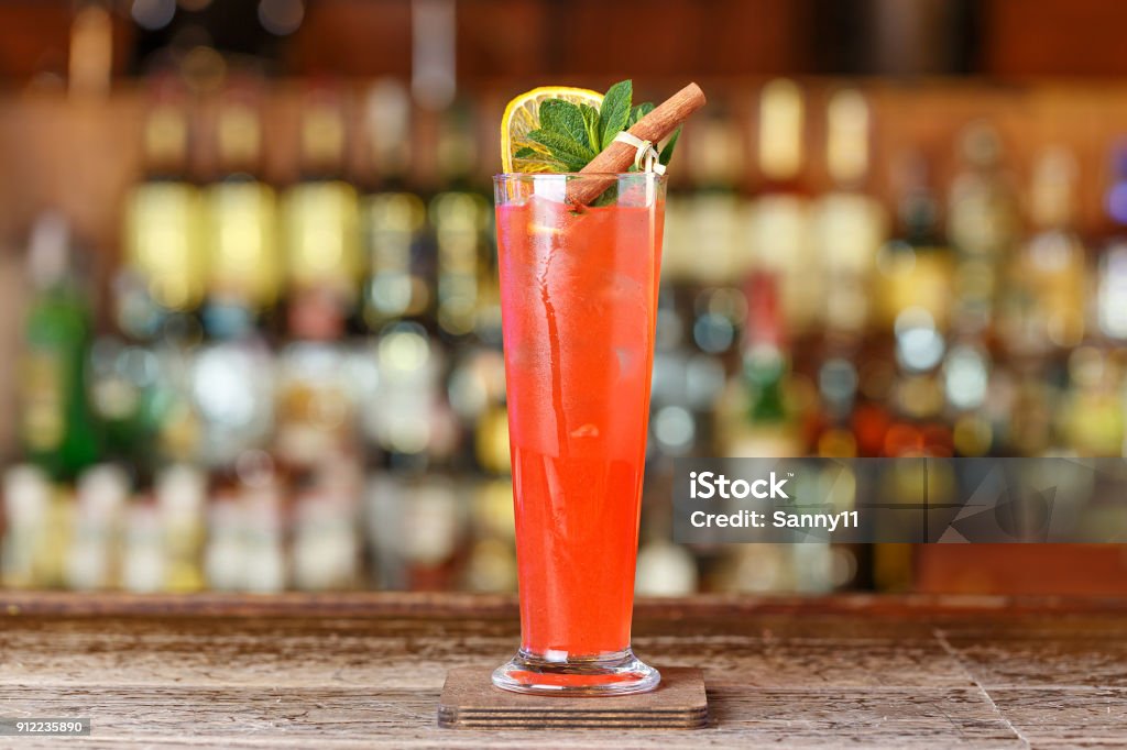 Ontwijken Hollywood Steken Cocktail Classic Sling Based On Strong Alcohol Lemon Juice Syrup Liquor  Soda And Mineral Water Cocktail On The Bar Counter Stock Photo - Download  Image Now - iStock