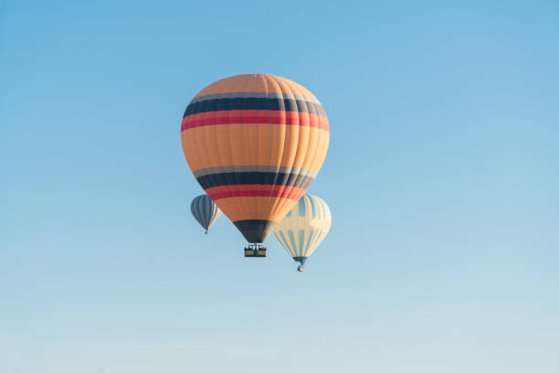 hot air balloon on a blue background - cappadocia hot air balloon turkey basket imagens e fotografias de stock