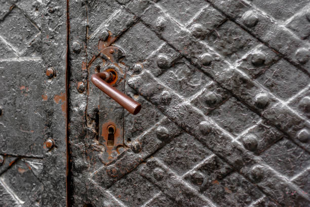 istock Ancient door in an old house 912239448