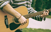 guy-spielen-gitarren-im-stadtpark-im-freien.jpg?b=1&s=170x170&k=20&c=xdZ-NNsq0dsdACNq9K3SycN0Pp4ZjiLoTDQv_prCEAE=