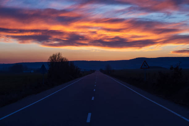 istock Sunset Road - Carretera al Atardecer 912256440