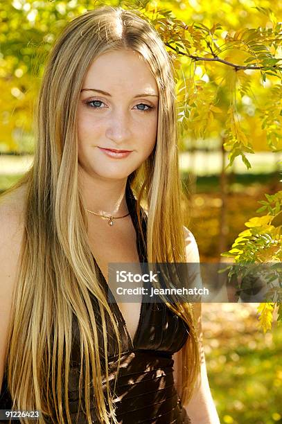 Menina De Ouro - Fotografias de stock e mais imagens de Adolescente - Adolescente, Adulto, Ao Ar Livre