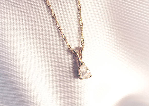 梨形のダイヤモンド型ペンダント - diamond shaped ストックフォトと画像