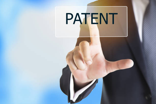 istock Businessman hand touching PATENT button on virtual screen 912270370