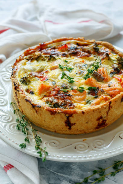 киш с лососем, брокколи, красным перцем и тимьяном. - vegetable quiche nobody thyme стоковые фото и изображения