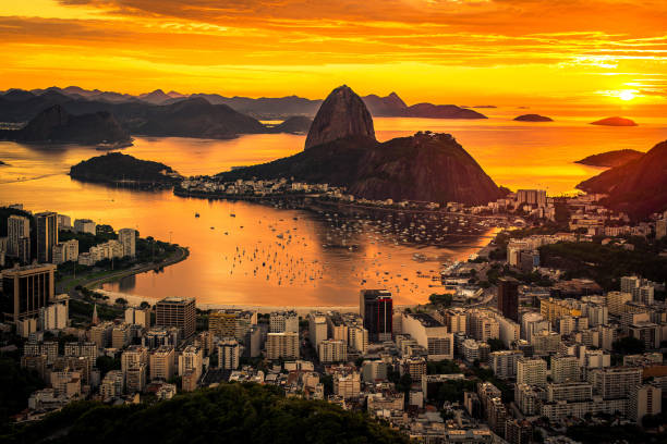 日の出、リオデジャネイロ - rio de janeiro guanabara bay sugarloaf mountain beach ストックフォトと画像