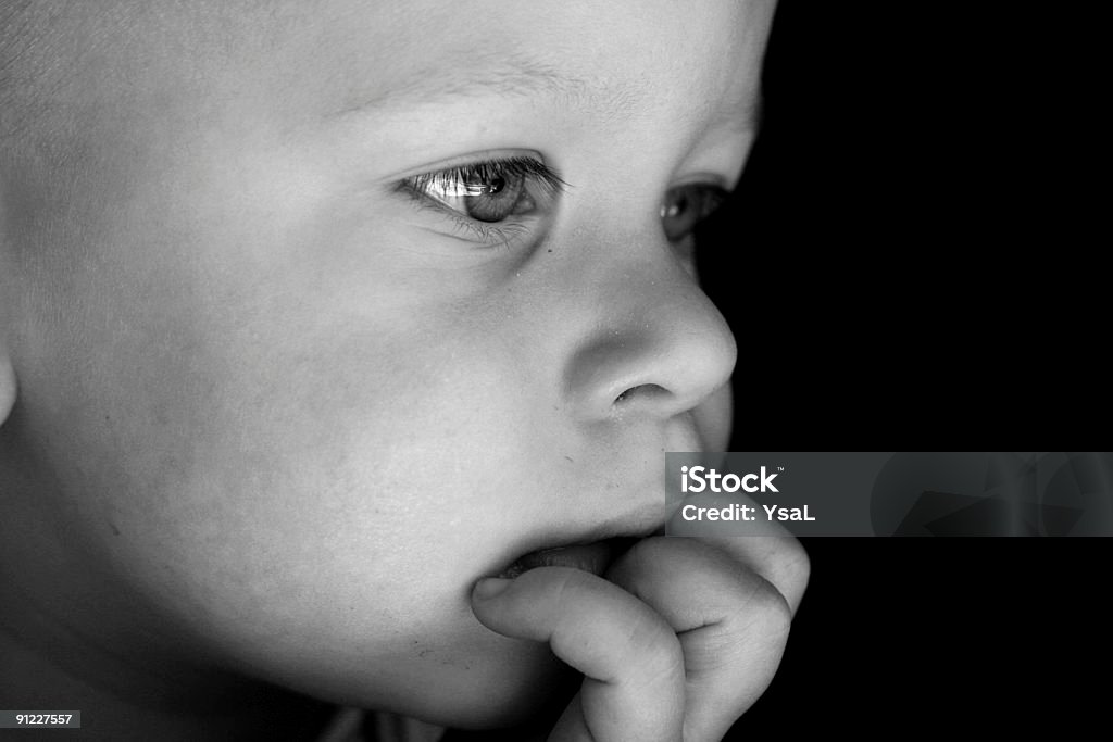 Young boy mirando hacia fuera - Foto de stock de Blanco y negro libre de derechos