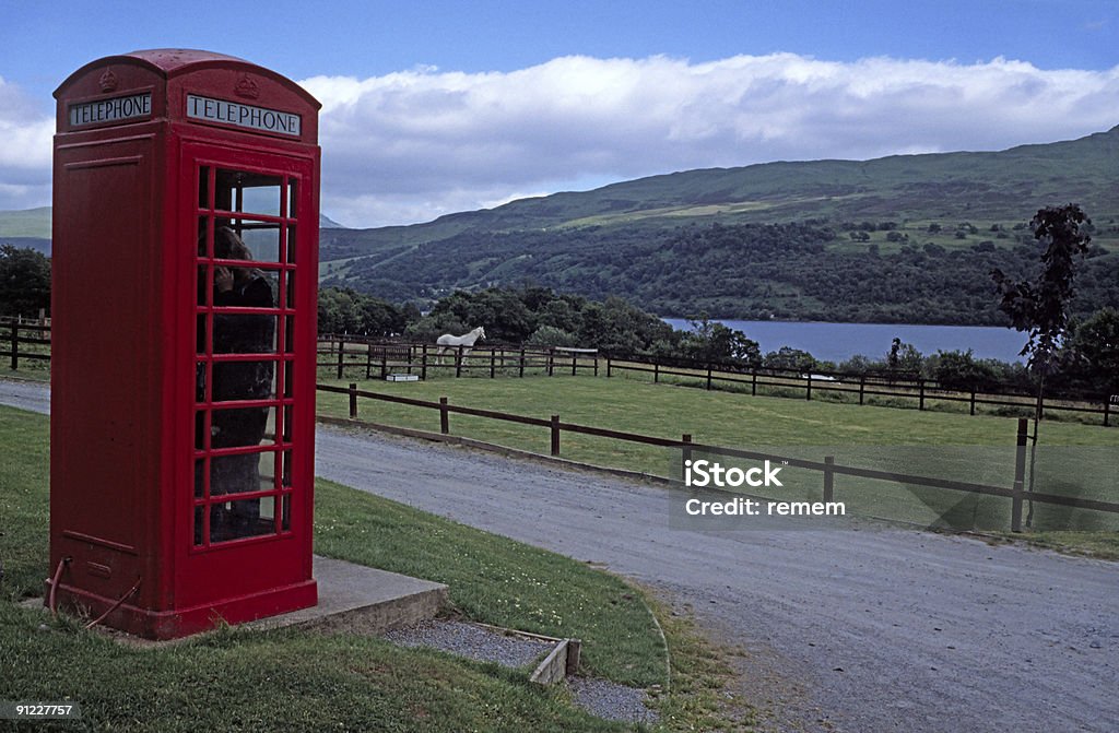 Teléfono caja en Loch Ness - Foto de stock de Agua libre de derechos