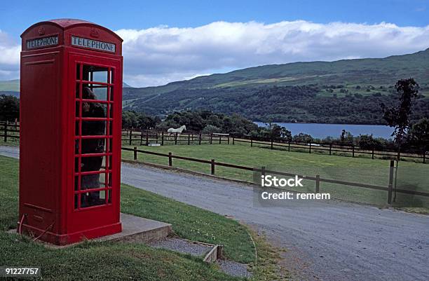 Teléfono Caja En Loch Ness Foto de stock y más banco de imágenes de Agua - Agua, Boscaje, Bosque