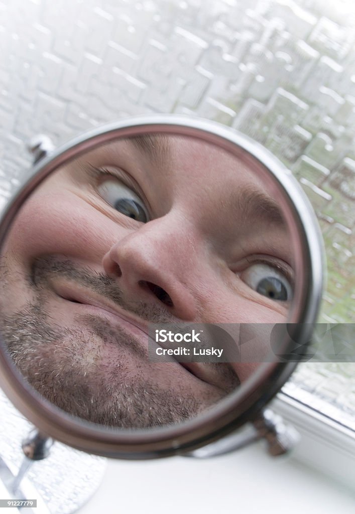 Homme dans le miroir - Photo de Antihygiénique libre de droits
