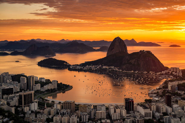 восход солнца в рио-де- - rio de janeiro guanabara bay urban scene cityscape стоковые фото и изображения