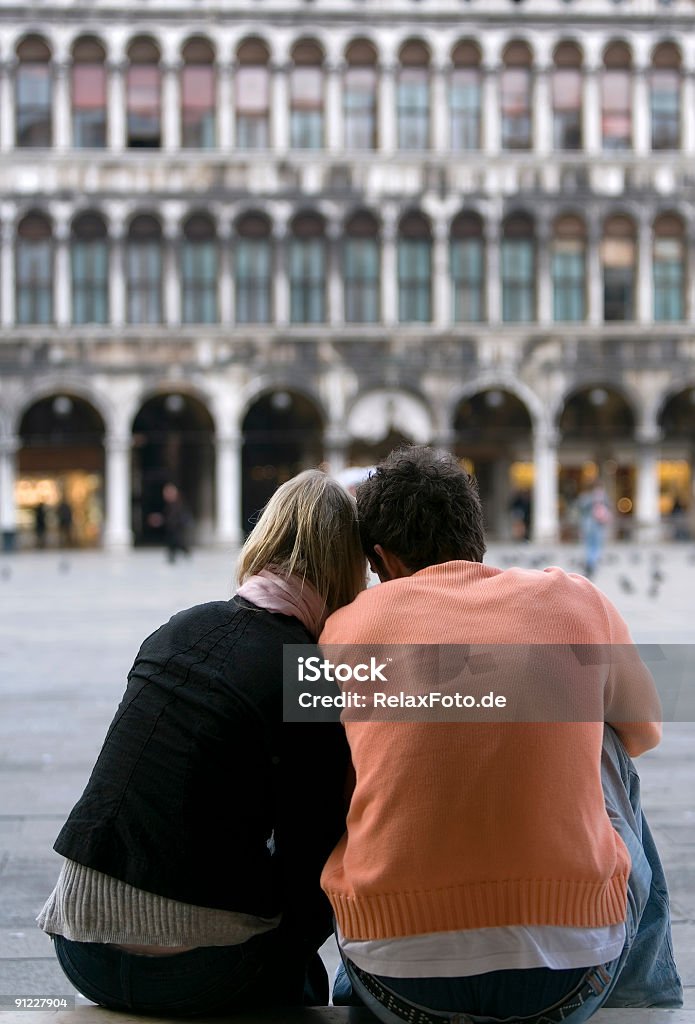 Vista posterior de la pareja en St mark's square in Venice - Foto de stock de Palacio libre de derechos