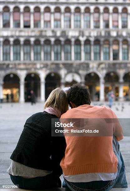 Vista Posterior De La Pareja En St Marks Square In Venice Foto de stock y más banco de imágenes de Palacio